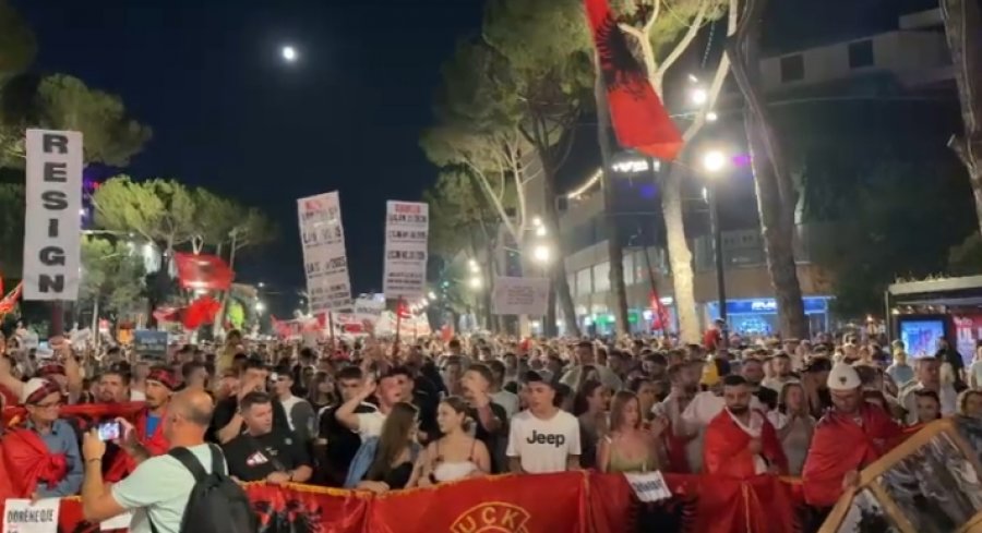 Rama jepe dorëheqjen  Nis marshimi nëpër Tiranë  pankartat pikante të ditës së 28 të të protestës