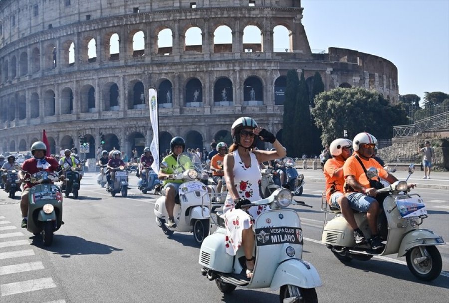 Maratona e Vespa-s/ Italianët marrin pjesë në paradën e motoçikletave në kryeqytetin Italian
