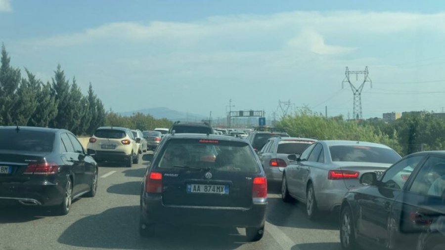 fluks-i-larte-i-automjeteve-radhe-kilometrike-ne-aksin-kombetar-tirane-elbasan