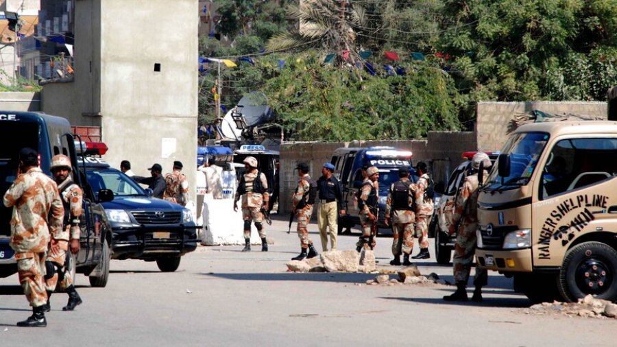 3 trupa të vrarë kur militantët sulmojnë kompleksin e sigurisë në Karaçi, Pakistan
