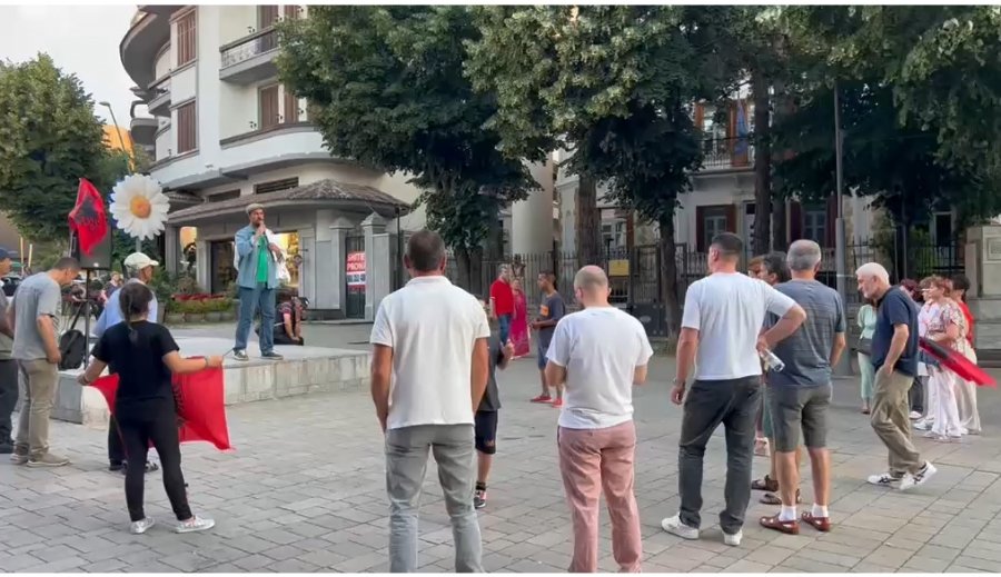 Korça në protestë  qytetarët mblidhen në sheshin para Katedrales  Rama IK