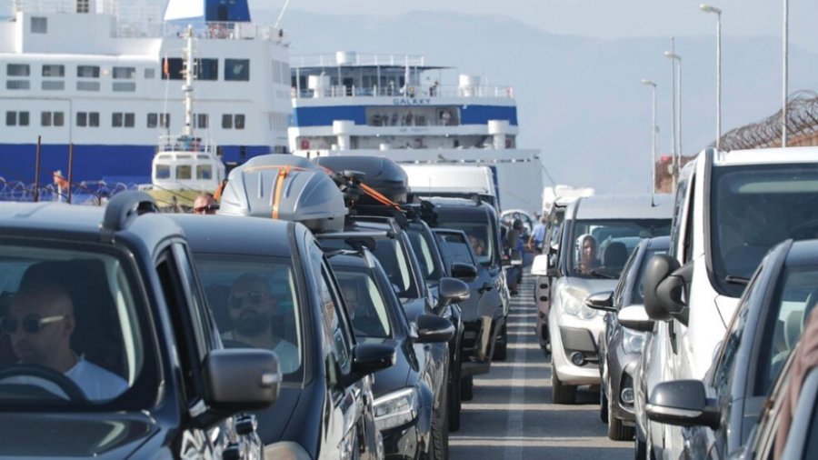 Shqipëria turistike 'ngec' në trafik