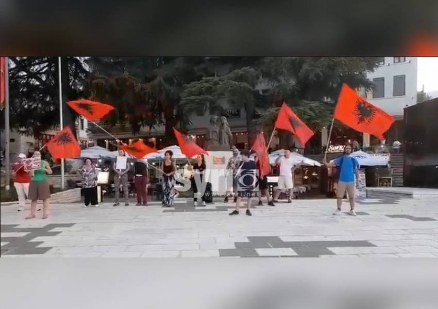Edhe Gjirokastra në protestë kundër Ramës  qytetarët mblidhen në qendër të qytetit