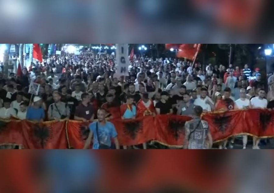 Protesta kundër qeverisë, mijëra qytetarë vijojnë marshimin në rrugët e Tiranës