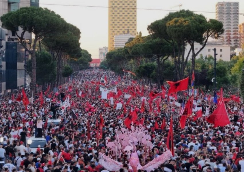 'Rama jepe dorëheqjen'/ Nis protesta e 30-të kombëtare, protestuesit grumbullohen në sheshin 'Skënderbej'