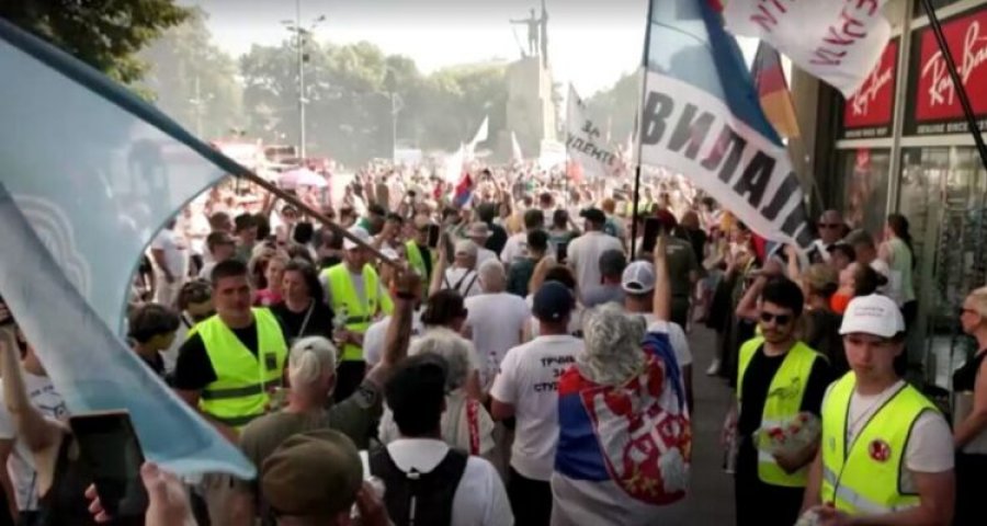 Mijëra serbë protestë kundër Vuçiç
