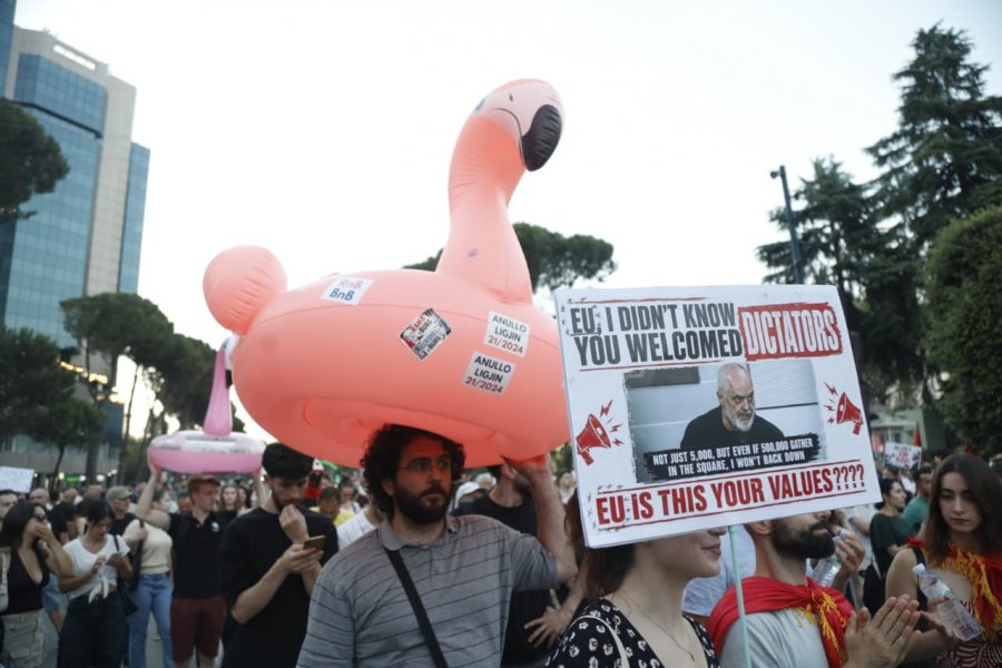 'Rama jepe dorëheqjen!' Protesta e shqiptarëve s'ndalet, sot dita e 30-të, i bashkohen dhe eurodeputetët 