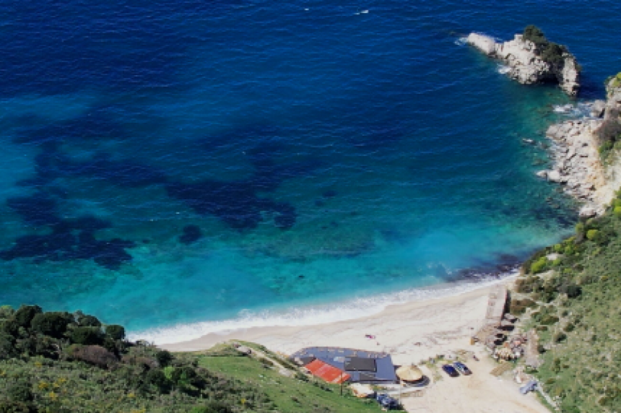 Resorti në Plazhin e Pasqyrave rrezikon të rrafshojë fshatin Manastir