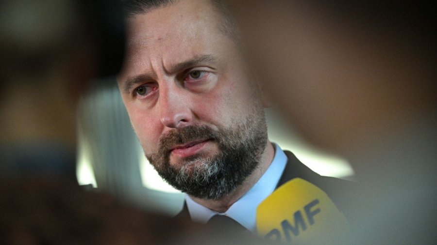 Ministri polak i Mbrojtjes vonohet për ceremoninë – motoçikleta ndalon autokolonën