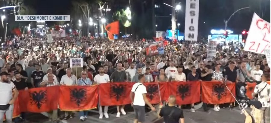 'Dorëheqje'/ Protesta e 30-të, pas 2 orësh fjalime, nis marshimi i qytetarëve në rrugët e Tiranës, marshojnë edhe eurodeputetët
