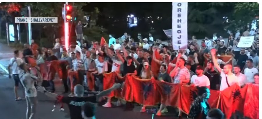 Protesta e 30-të kundër qeverisë, mijëra qytetarë vijojnë marshimin në rrugët e Tiranës, me ta dhe eurodeputetët