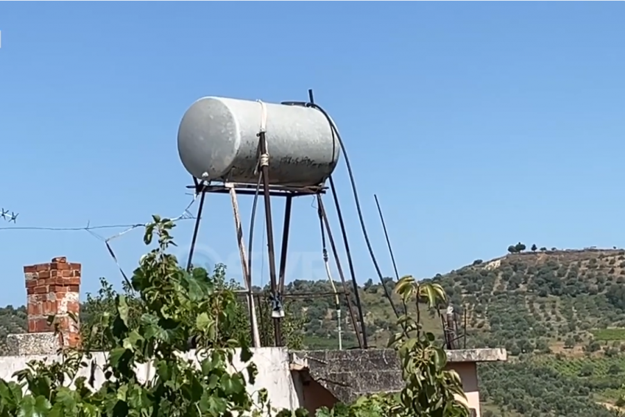 SYRI TV  Banorët e Lalarit në Fier pa ujë në kulmin e verës  Uji vjen një herë në tre ditë  zgjat vetëm 1 orë