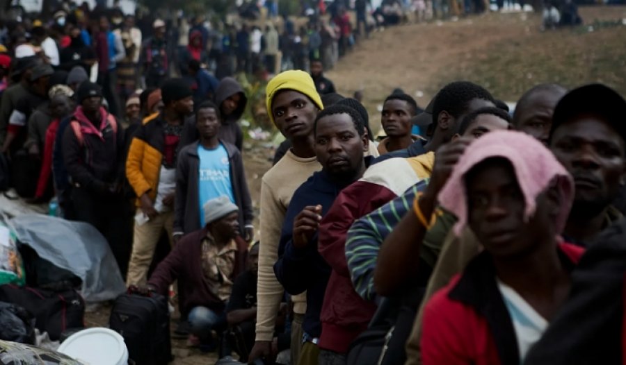 Mijëra emigrantë presin në radhë për riatdhesim në kampet e Afrikës së Jugut