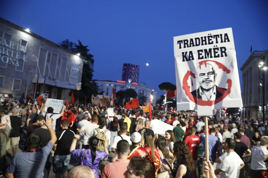 Protestat s'ndalen, Rama i 'ndërsen' policinë! Procedon penalisht 31 persona!