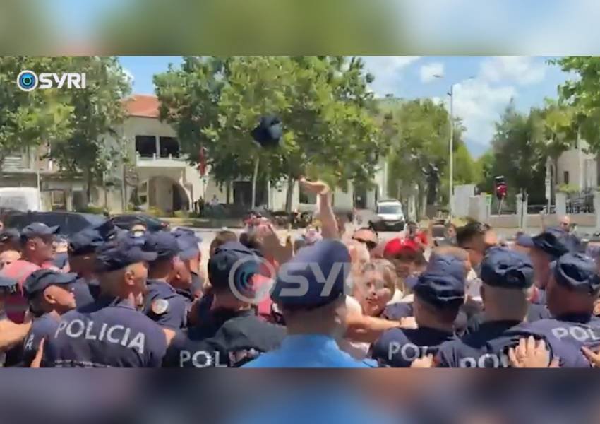 VIDEO/ Policia i shtyn për t'i hapur rrugën ministrave të Ramës, protestuesit i heqin kapelet nga koka