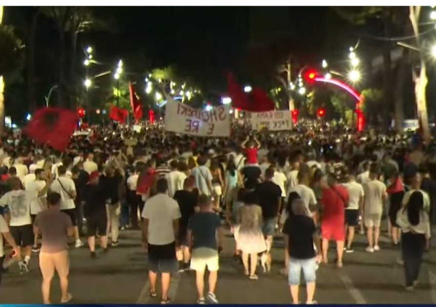 'Rama jepe dorëheqjen'/ Protesta e 31-të, nis marshimi i protestuesve në rrugët e Tiranës