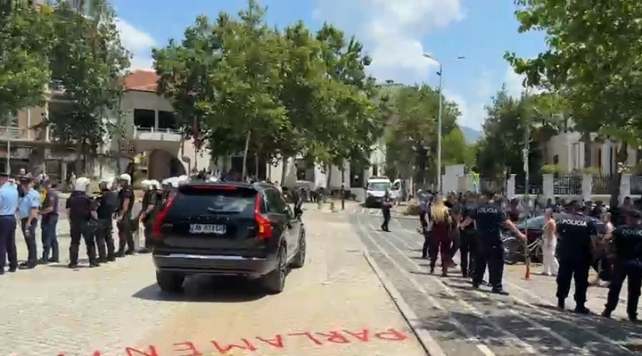 Drejtonte vete makinën  Blendi Gonxhja del nga parlamenti me shpejtësi duke rrezikuar protestuesit  ata e gjuajnë me vezë
