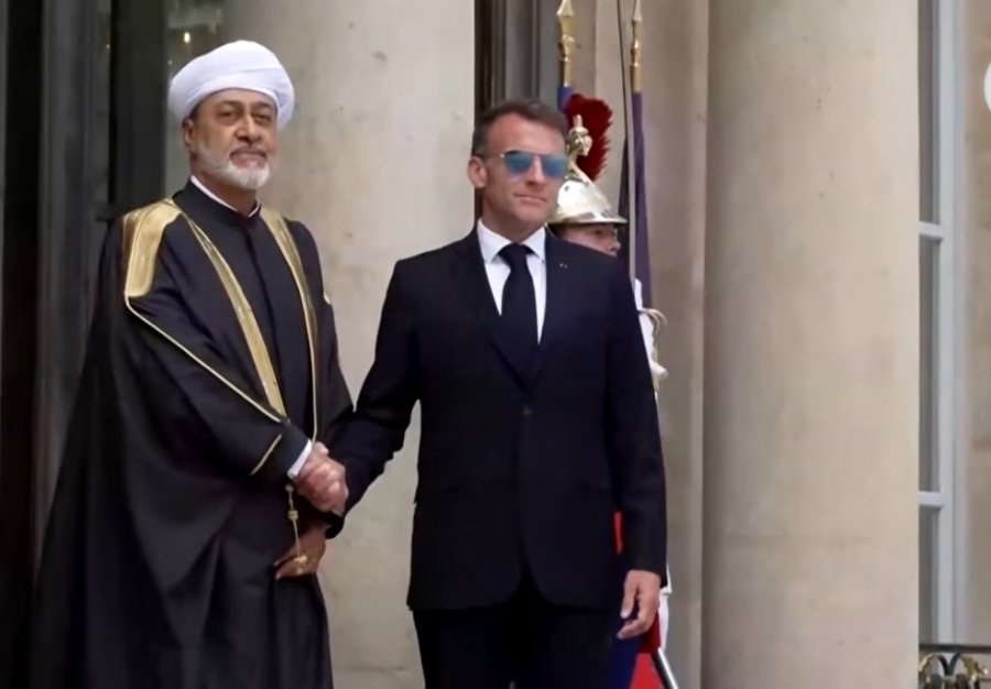 Macron mban sërish syze dielli në takimin me sulltanin e Omanit