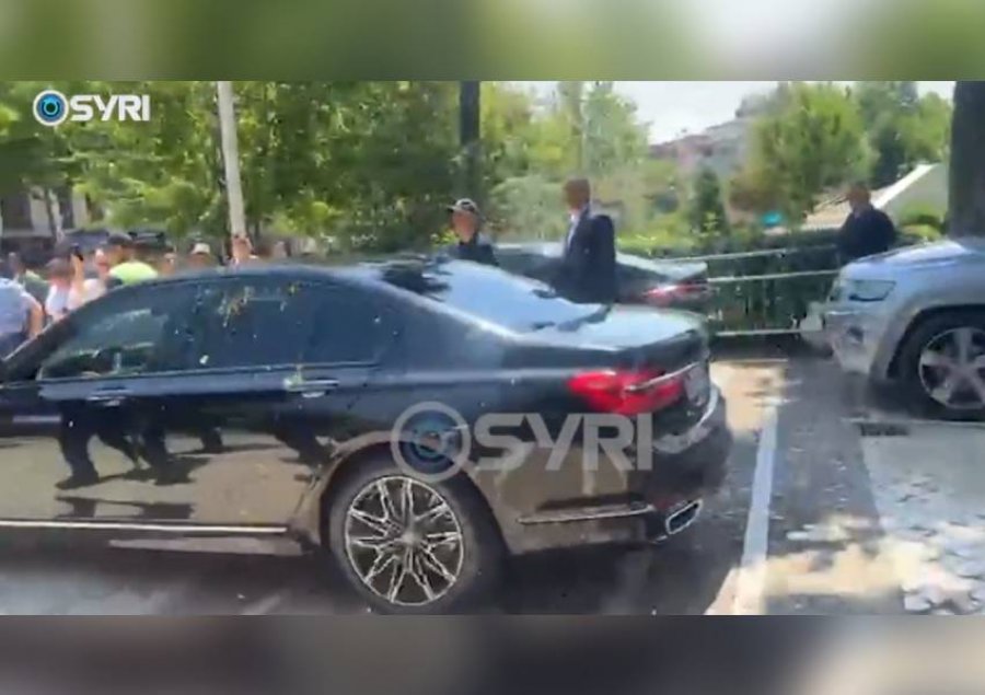 VIDEO  Protestuesit godasin ministrat e Ramës me vezë dhe   
