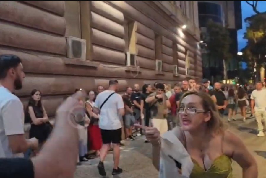 video-incidenti-ne-proteste-qytetaret-largojne-nje-grua-larg-patronazhistet-nga-ketu