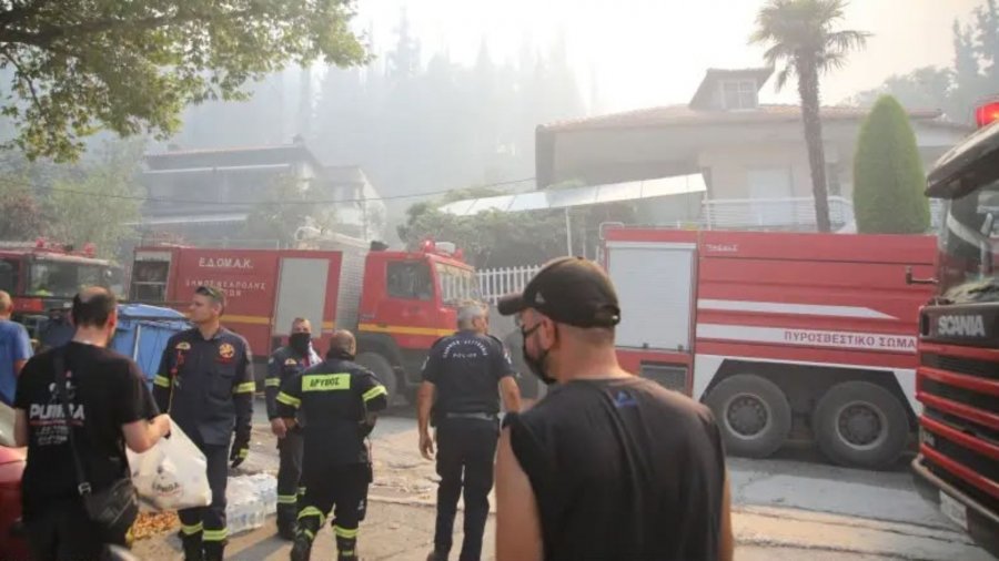 Zjarr masiv në Derven të Selanikut, humb jetën një person, plagoset një tjetër