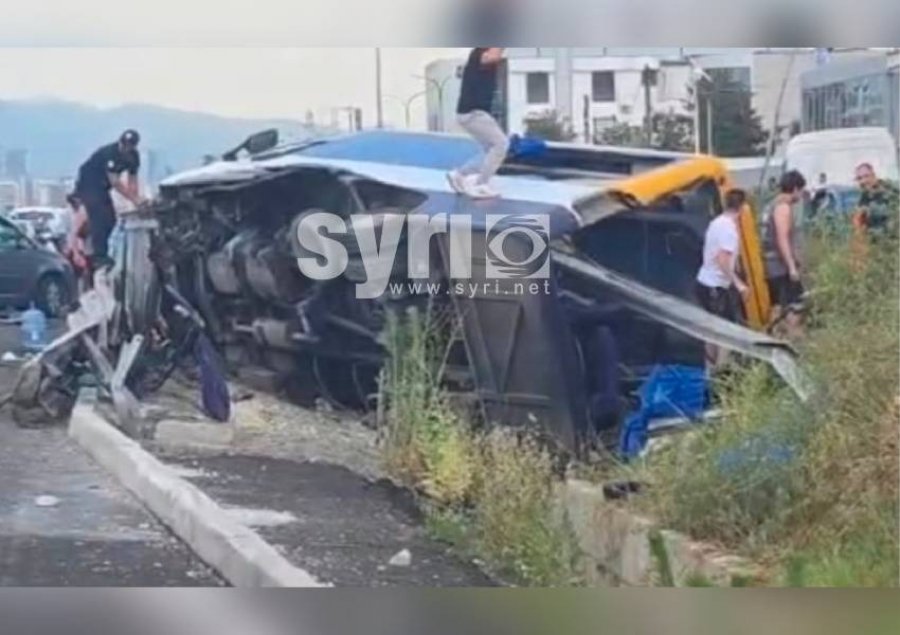 Aksidenti në autostradën Tiranë–Durrës/ Furgoni me pasagjer përfundon në kanal, disa të lënduar