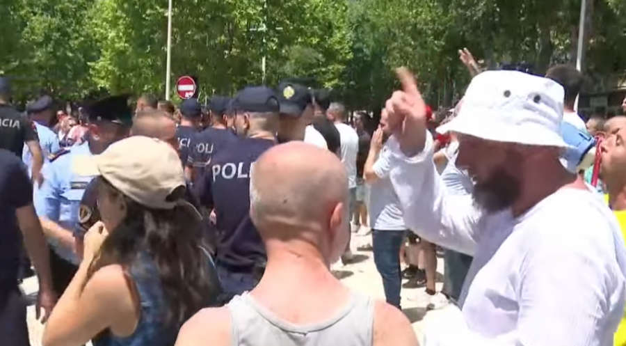  Nxirreni Tao Pallën   Protestuesit e kërkojnë në shesh  Balla fshihet skutave të Kuvendit