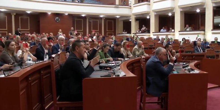 Mazhoranca rrëzon mocionin me debat për kërkesat e protestuesve!