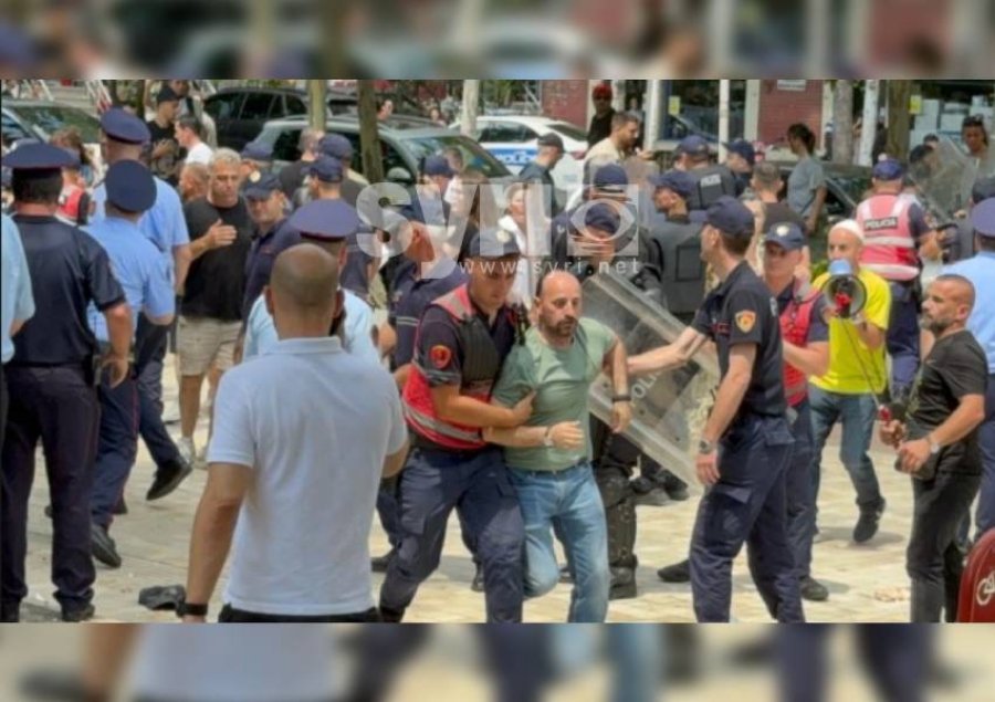 VIDEO   FOTO  Përshkallëzohet situata para Parlamentit  policia shoqëron Dritan Goxhajn dhe një person tjetër