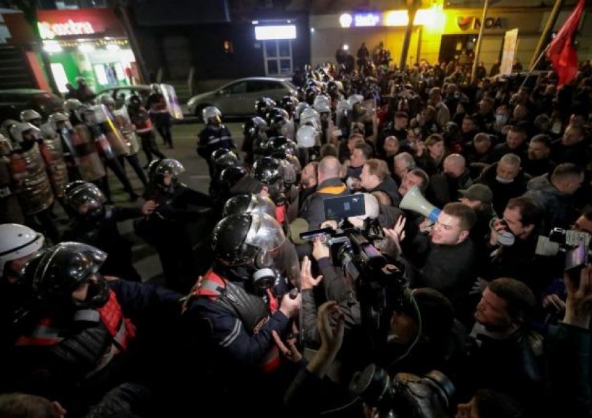 Protestuan kundër regjimit të Edi Ramës/ Policia vë në pranga 4 persona