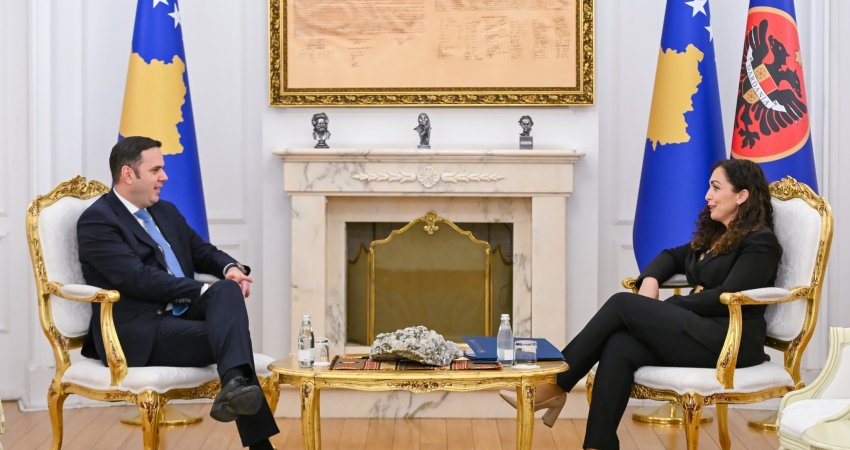 Mungojnë 4 vota – A po e shtynë edhe për një mandat Lumir Abdixhiku, Vjosa Osmanin për Presidente?