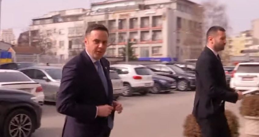 Afati për presidentin, Abdixhiku arrin në Kuvend për takim me Kurtin