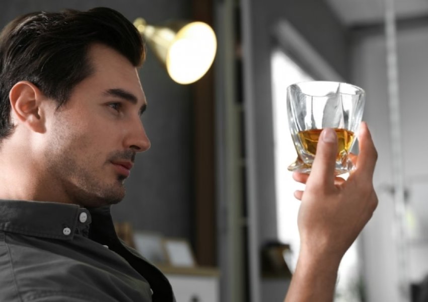 Një studim tregoi se alkooli ndryshon ndjeshëm mënyrën se si truri komunikon
