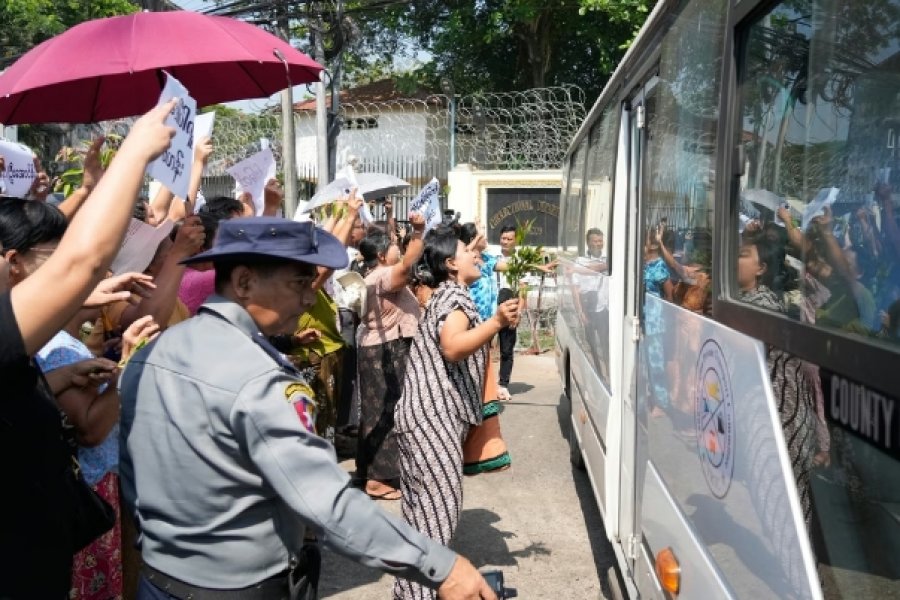Qeveria ushtarake në Myanmar miraton amnisti për 10,000 të burgosur - por jo për udhëheqësin e rrëzuar