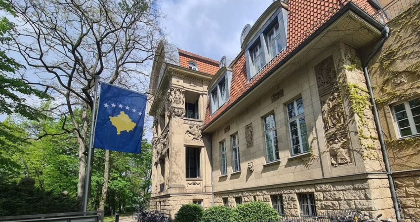Në ambasadën e Kosovës në Berlin vendosen mbishkrime me përmbajtje shoviniste serbe, deklarohet MPJD