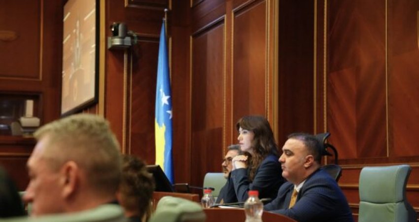 Në ditën e seancës së Presidentit, u.d. të Sekretarit të Kuvendit Arben Loshi i jepet vendimi për shkarkim nga detyra
