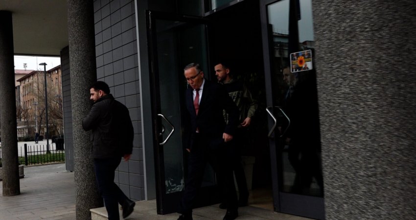 Bedri Hamza del nga objekti i Kuvendit, e mohon që është takuar me Kurtin