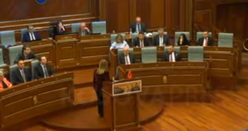 “Ndërpreja fjalën regjia”, “Po ofendoni pacientët që dergjen pa barna”, përplasen Albulena Haxhiu e Hykmete Bajrami