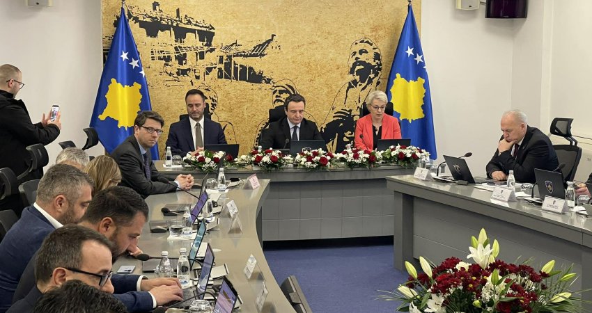 Kurti në 28-vjetorin e Epopesë së UÇK-së: Kullat e Jasharëve u shndërruan në fortesë, familja në simbol të unitetit