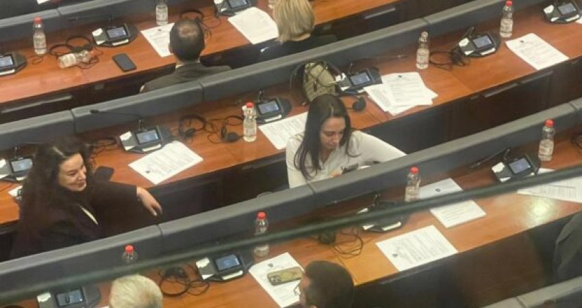 Deputetja e VV-së “merr masa” që të mos i filmohet telefoni