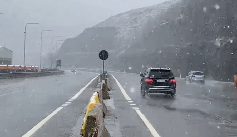 Kukësi përfshihet nga moti i keq, stuhi me shi dhe breshër
