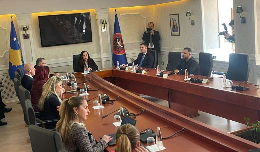 Presidentja Osmani nis takimin me partitë politike, Kurti nuk merr pjesë