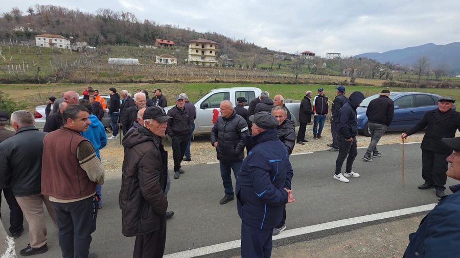 Klos/ Banorët e Kurdarisë kundër ndërtimit të HEC-it në përroin e Luses, largojnë mjetet e firmës