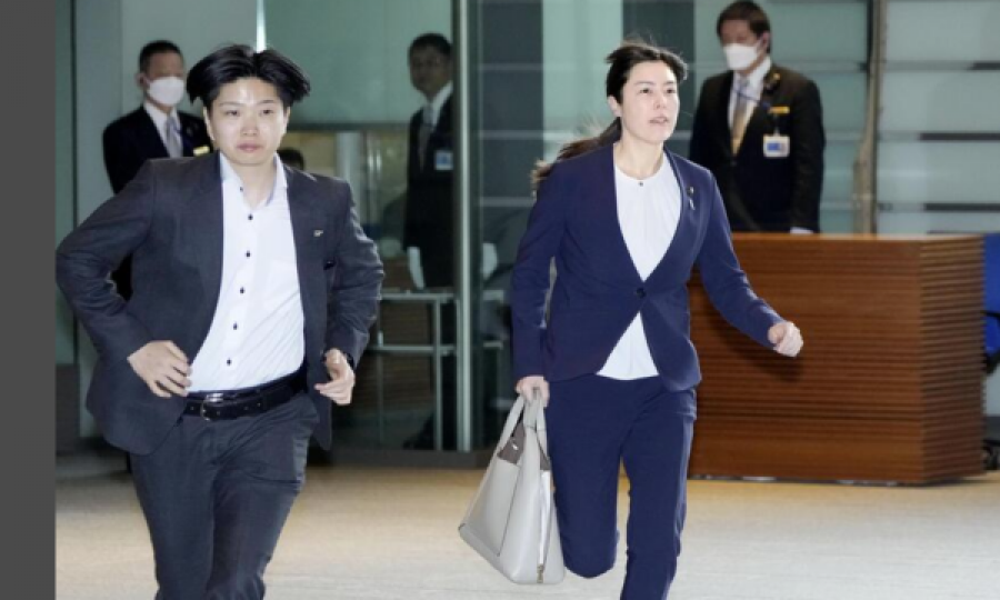 U vonua 5 minuta, ministrja japoneze bëhet virale! Vrapon për të shkuar në mbledhjen e Kabinetit