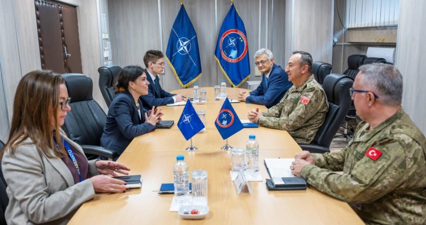 Zyrtarja e NATO-s në takim me komandantin e KFOR-it, diskutohet për sigurinë në Kosovë
