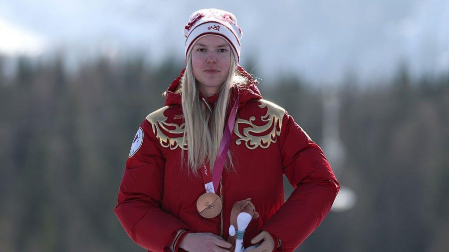 Himni rus dëgjohet sërish pas 12 vitesh, skiatorja Voronchikhina fiton medaljen e artë në Super-G