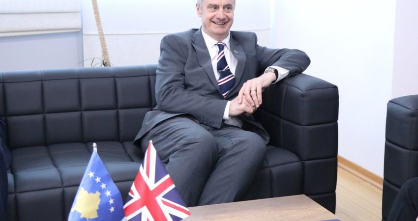 Ambasadori britanik: Zgjidhja e shpejtë e sfidave politike thelbësore për përparimin e Kosovës