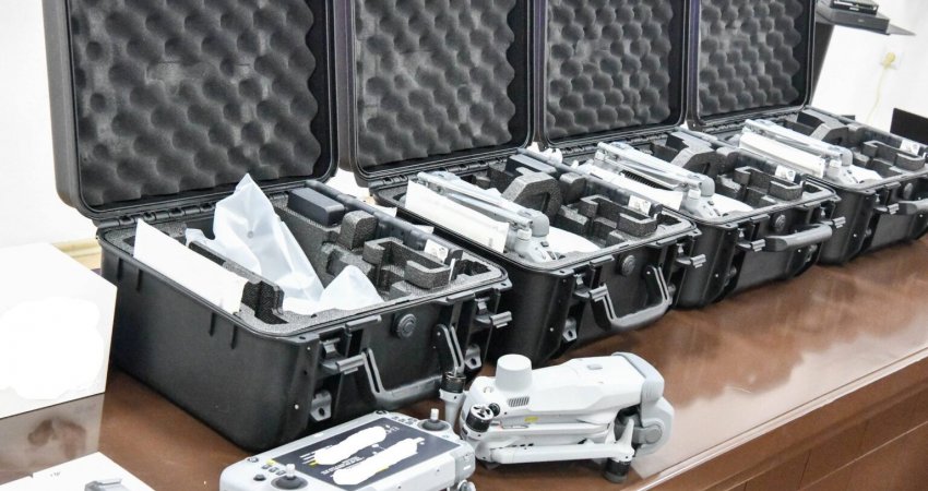 Ambasada Britanike i dhuron Policisë 16 dronë dhe 2 automjete të reja
