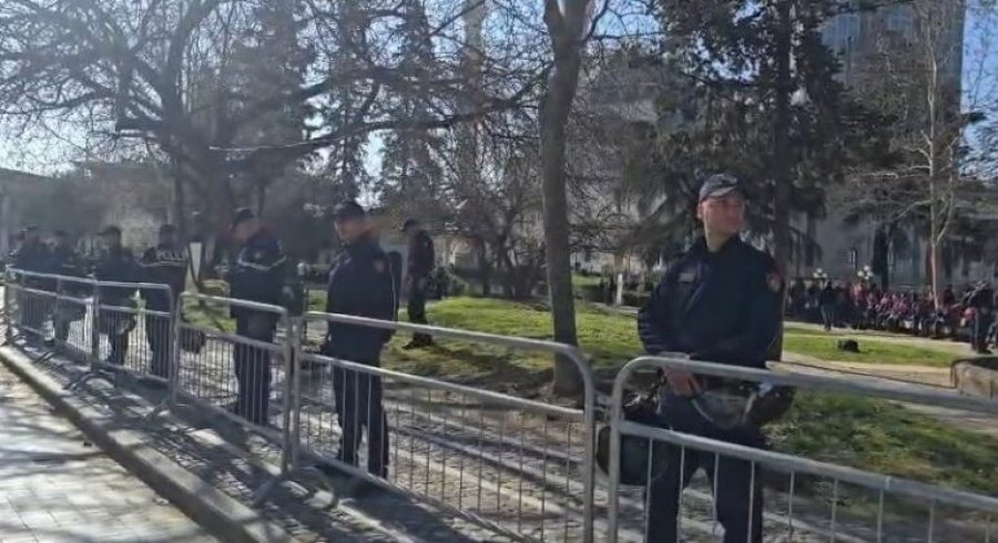 Balluku ‘blindon’ Kuvendin/ Socialistët fshehurazi në Parlament, Bardhi dhe Balliu mes protestuesve, ç’do të ndodhë sot