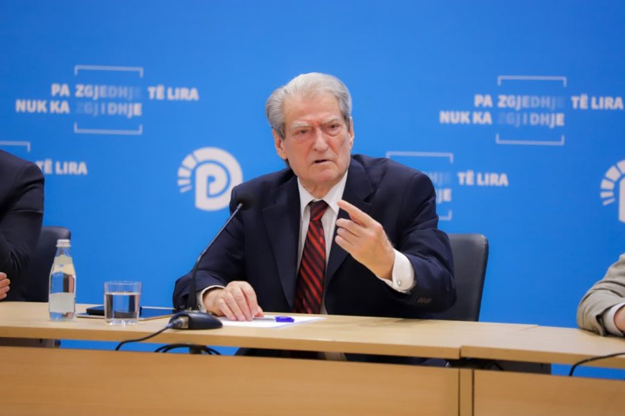 Berisha përshëndet protestuesit: Këta janë përfaqësuesit e vërtetë të shqiptarëve